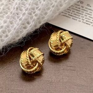 Luxurious 18K Gold Knot Earrings medium size
